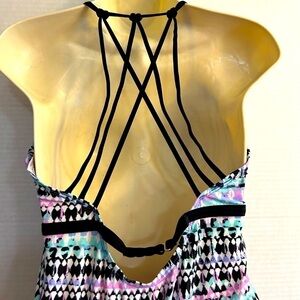 Free Country Swim under wire tankini top in tribal multi color print Sz M. E13